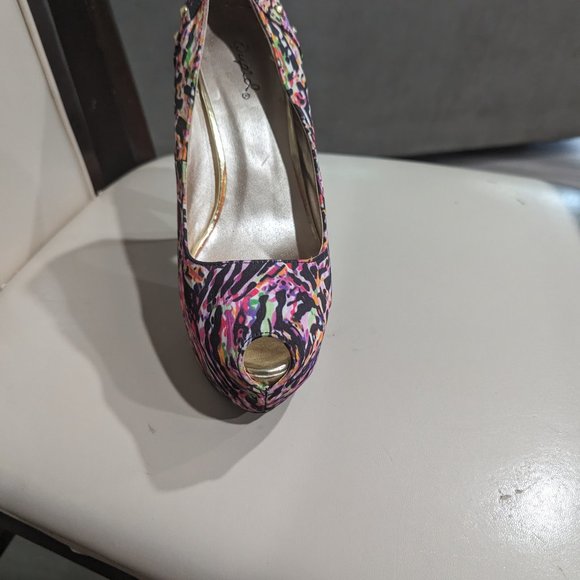 Heels - Picture 2 of 3